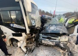 В Нягани на городской улице столкнулись автомобиль и автобус, погиб человек