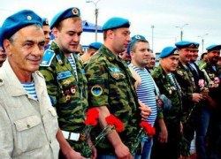 Тельняшки не рвали, в фонтане не купались. В Югорске отметили День ВДВ. ФОТО