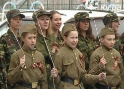 Прошли парадом прямо под окнами дома. Школьники из Югорска необычным образом поздравили ветерана войны