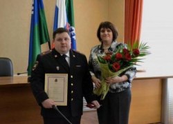 Награда для героя. Инспектора ДПС из Нижневартовского района наградили медалью за спасение детей в школьном автобусе