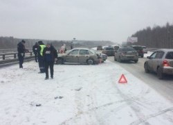 На трассе под Екатеринбургом из-за снегопада столкнулись более 20 автомобилей (ФОТО, ВИДЕО)