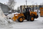 В Советском с ночи на улицах города работает 20 единиц снегоуборочной техники