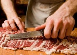 Лучший обвальщик мяса работает в Югорске. И это женщина