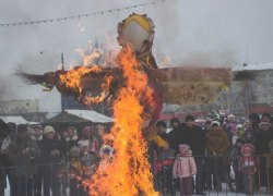 Голосуем за весну! В Югорске провели Масленицу (ФОТО)