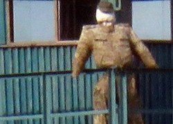 ФОТО дня. На границе с Китаем россиян охраняют чучела в военной форме