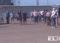 "Жара и очереди в туалеты": второй день мучений уральцев, застрявших по дороге в Крым