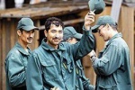 И ЭТО ЗА НАШИ ДЕНЬГИ! &laquo;ПОКУПАЕМ ИМ БИЛЕТЫ, ДОВОЗИМ ДО ГРАНИЦЫ&raquo;. ИЗ ЮГРЫ &laquo;ПАЧКАМИ&raquo; ВЫДВОРЯЮТ НЕЛЕГАЛОВ. &laquo;URA.RU&raquo; ПОДСЧИТАЛО ЗАТРАТЫ