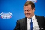 Медведев в Крыму на вопрос о пенсиях заявил, что денег нет. &laquo;Вы держитесь здесь&raquo;. ВИДЕО