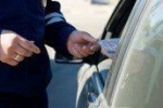 ЖИТЕЛЬ ЮГОРСКА ЗАЖАЛ В ОКНЕ АВТО РУКУ ПОЛИЦЕЙСКОГО И ДАЛ ПО ГАЗАМ. ЕМУ ГРОЗИТ ПЯТЬ ЛЕТ