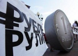&laquo;Отбрасывать украинский фактор еще рано&raquo;. Как ослабление рубля играет на руку российским властям