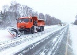 Югорчанам напомнили, кто отвечает за уборку снега на трассах