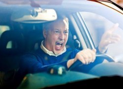 Цены, пробки и парковки отпугнули от новых автомобилей