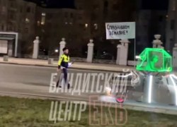 Сотрудники ГИБДД остановили в центре Екатеринбурга "космический корабль" на трех колесах