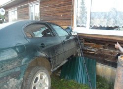 &laquo;Шкода&raquo; врезалась в дом, водитель погиб