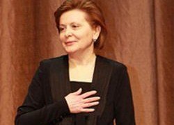 ПО СТАРОЙ ДРУЖБЕ. МНОГОМИЛИОННЫЙ РЕМОНТ В КАБИНЕТЕ ХОЗЯЙКИ ЮГРЫ СДЕЛАЛА ФИРМА ДОЧЕРИ СОБЯНИНА. &laquo;ЗОЛОТУЮ&raquo; МЕБЕЛЬ ПОСТАВИЛА ТОЖЕ ОНА. ЛЮБОПЫТНЫЕ ДЕТАЛИ