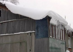 Коммунальщики Югры приступили к войне с сугробами на крышах многоэтажек