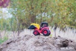 Это танк, а не внедорожник. В Тюмени трактор не пережил столкновения с джипом. ФОТО