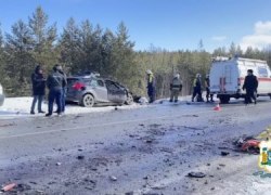 При лобовом столкновении легкового автомобиля с грузовиком на трассе «Нягань — Талинка» скончались три человека