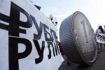 &laquo;Отбрасывать украинский фактор еще рано&raquo;. Как ослабление рубля играет на руку российским властям