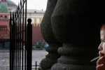С 14 октября в России курильщикам придется  курить &laquo;в рукав&raquo;
