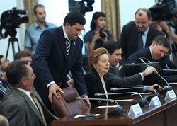 УРАЛ ВОШЕЛ В БЮДЖЕТНОЕ ПИКЕ. ГАЗПРОМ &laquo;ПОДСТАВИЛ&raquo; ЯМАЛ, НЕФТЯНИКИ ОБЕСКРОВИЛИ ЮГРУ, ЧЕЛЯБИНЦАМ ПОРА ПАКОВАТЬ ЧЕМОДАНЫ