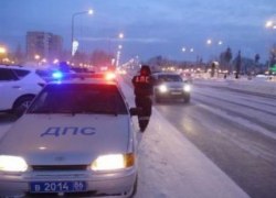 Все выходные сотрудники полиции спасали замерзающих на трассах Югры водителей и пассажиров