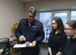 В рамках акции «Студенческий десант» учащиеся школ Советского познакомились с работой полицейских