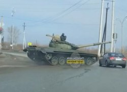 В Нижнем Тагиле автомобиль столкнулся с танком