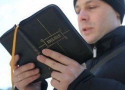 Добрались до святого: прокуратуру попросили проверить Библию на предмет вреда для детей