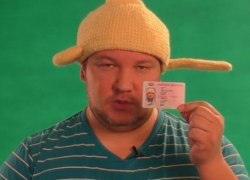Пастафарианин сфотографировался на права с дуршлагом на голове (ВИДЕО)