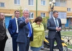 Глава администрации Михаил Бодак и городские депутаты инспектируют микрорайоны города