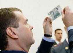 Медведев &mdash; главам регионов: Не занимайте деньги!