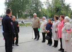 В городе Советский на школьных линейках рядом с полицейскими – дружинники