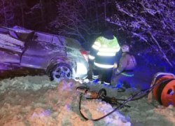 Двое погибли, четверо пострадали в столкновении автобуса и внедорожника в Свердловской области