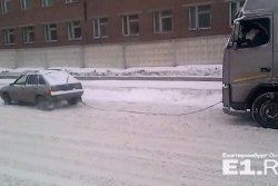 "Умом Россию не понять": в Екатеринбурге "девятка" пыталась на тросе вытащить из сугроба фуру "Умом Россию не понять": в Екатеринбурге "девятка" пыталась на тросе вытащить из сугроба фуру