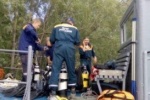Спасателям не удается поднять обнаруженный вертолет Ми-8 из-за сильного течения