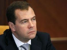 Медведев предложил не урезать пенсии "богатым" пенсионерам и не индексировать работающим
