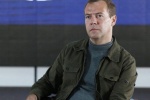 Медведев назвал новую причину ограниченной индексации пенсий