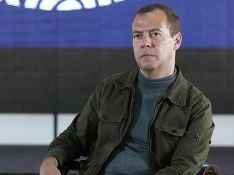 Медведев: Расходы на госаппарат раздуты, но регионы пусть сами решают