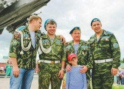 День ВДВ в Югорске: цветы, молебен, митинг и рукопашный бой