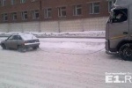 "Умом Россию не понять": в Екатеринбурге "девятка" пыталась на тросе вытащить из сугроба фуру