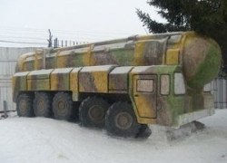&laquo;Честь, Отвага, Слава&raquo;. Российские заключенные слепили из снега ракетную установку &laquo;Тополь М&raquo;. ФОТО