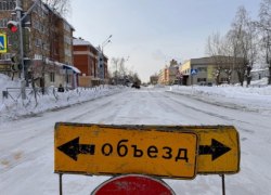 На фото — сегодняшняя очистка дорог и тротуаров и вывозка снега с ул. Ленина в Советском