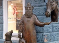 В Екатеринбурге спустя 10 лет доделали скульптурную композицию с торчащей из стены головой лошади (фото)