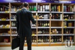 С сигаретами помогло? Спиртное спрячут от покупателей. &laquo;Приходишь за хлебом, видишь водку и берешь ее&raquo;