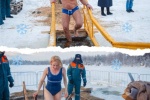 Загорелые спортсмены, красивые девушки и шокированные дети: 25 лучших фото с крещенских купаний