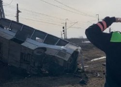 Под Ярославлем в столкновении автобуса с поездом погибли восемь человек. ФОТО. ВИДЕО