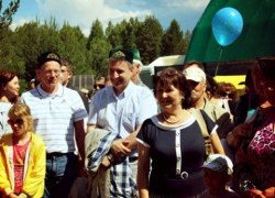 Надели тюбетейки и закусили пловом. Югорчане от души повеселились на Сабантуе (ФОТО)