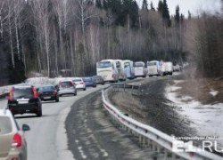 Фура перевернулась и перегородила дорогу при въезде с Серовского тракта в Екатеринбург