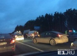 На Серовском тракте Renault протаранил грузовик: два человека погибли На Серовском тракте Renault протаранил грузовик: два человека погибли